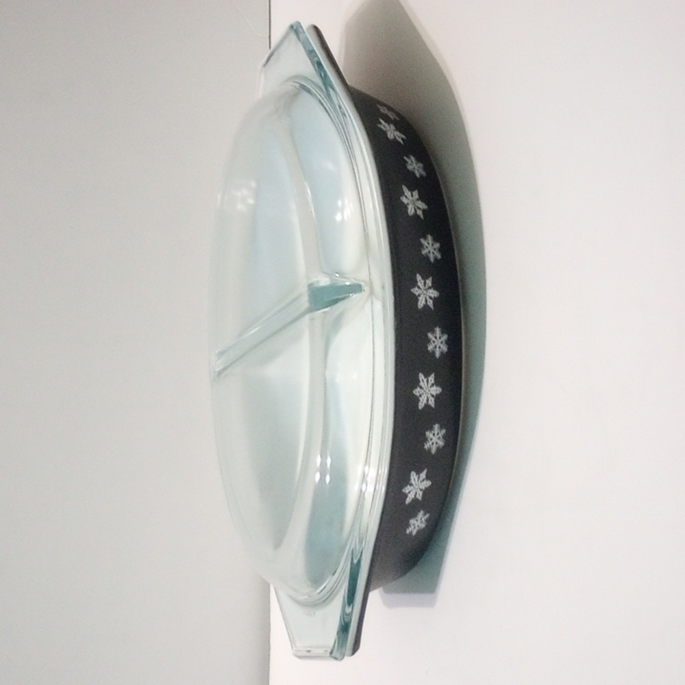 PYREX Cinderella ❄️Snowflake ❄️ Oval Divided Casserole Dish with Lid